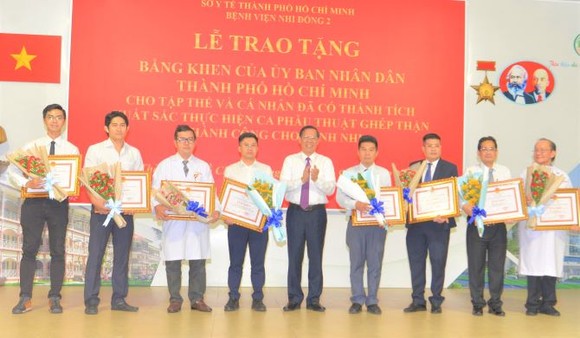 Chủ tịch UBND TPHCM Phan Văn Mãi tặng bằng khen Bệnh viện Nhi đồng 2 ảnh 1