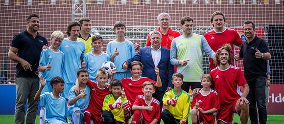 Tổng thống Putin trổ tài đá bóng cùng Chủ tịch FIFA ảnh 4