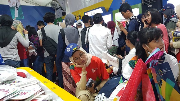 Tình nguyện viên Asiad 2018 thẫn thờ ngồi chờ đến lượt mua linh vật