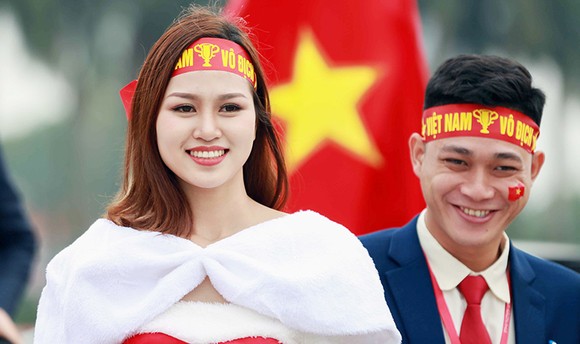 Mỹ Đình tràn ngập sắc đỏ-vàng trước trận chung kết AFF Cup ảnh 9