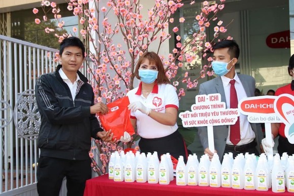 Dai-ichi Life Việt Nam tặng khẩu trang và dung dịch rửa tay sát khuẩn phòng dịch Covid-19