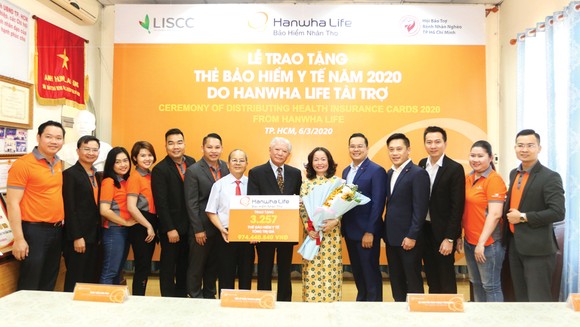 Hanwha Life Việt Nam tặng 3.257 thẻ bảo hiểm y tế cho người nghèo
