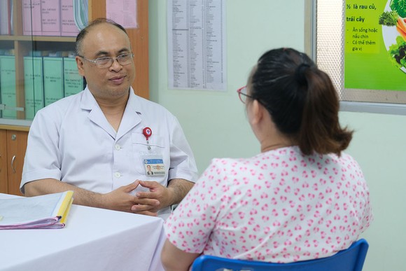 PGS-TS Huỳnh Nguyễn Khánh Trang, Trưởng Khoa Sản bệnh, BV Hùng Vương đang tư vấn cho thai phụ