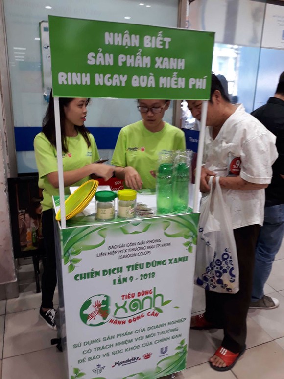 Tình nguyện viên hỗ trợ người tiêu dùng nhận diện sản phẩm xanh tại hệ thống siêu thị Co.opmart