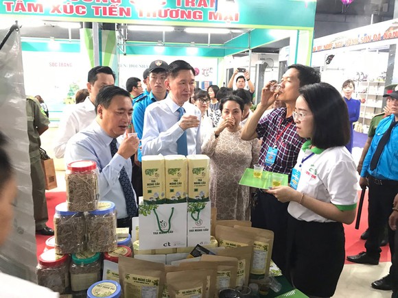 Phó Chủ tịch UBND TPHCM Trần Vĩnh Tuyến dùng thử sản phẩm  tại Chương trình Kích cầu tiêu dùng 2020