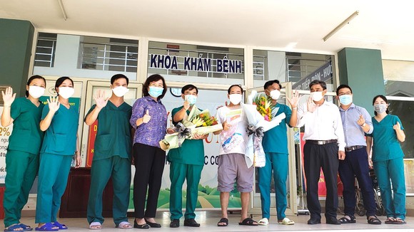Bệnh nhân cuối cùng mắc Covid-19 của TP Đà Nẵng được xuất viện  tại Bệnh viện dã chiến Hòa Vang (TTYT huyện Hòa Vang, TP Đà Nẵng). Ảnh: XUÂN QUỲNH