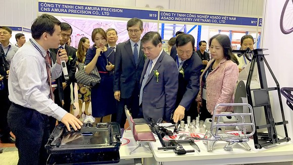 Chủ tịch UBND TPHCM Nguyễn Thành Phong tìm hiểu khả năng kết nối sản phẩm công nghiệp hỗ trợ tại Hội chợ công nghiệp hỗ trợ Việt Nam cuối năm 2019