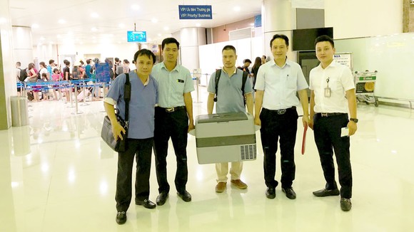 GS Phạm Như Hiệp (bìa trái) vận chuyển trái tim người hiến tặng bằng đường hàng không từ Hà Nội về Huế để ghép cho bệnh nhân Phạm Văn Cơ