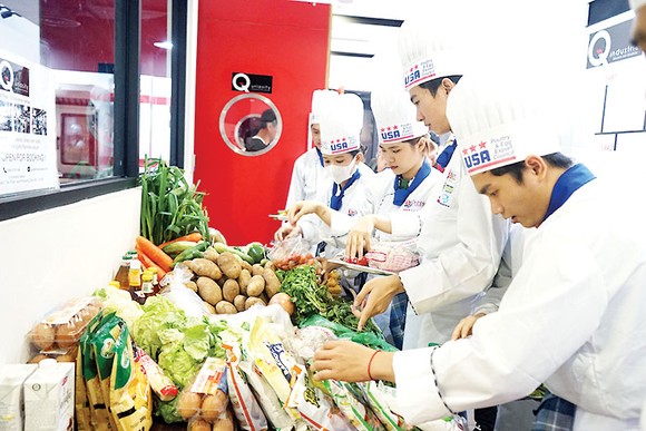 10 đội thi tham gia nấu ăn cùng bếp trưởng Norbert Ehrbar và siêu đầu bếp Lê Xuân Tâm