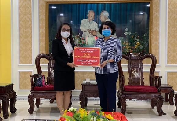 Đại diện Lãnh đạo Công ty TNHH MTV Xổ số kiến thiết TPHCM trao tặng 10 tỷ đồng đến Lãnh đạo Ủy ban MTTQ Việt Nam TPHCM để phòng chống dịch Covid-19
