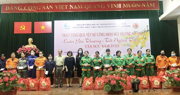 Bà Huỳnh Lan Phương - Phó Tổng Giám đốc VWS trao quà tết cho công nhân vệ sinh môi trường