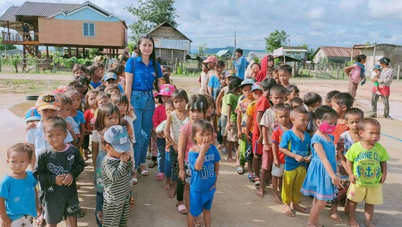 Cô giáo Loan thực hiện chương trình Tiếp sức cho trẻ đến trường  ở thôn Plei Trớ, xã Chư A Thai (tháng 8-2020)