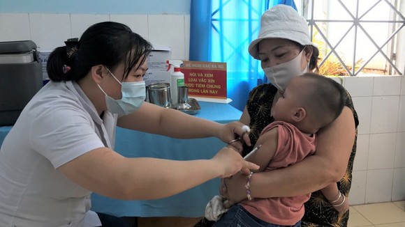 Bác sĩ khám cho bệnh nhân tại Trạm Y tế phường 16, quận Gò Vấp
