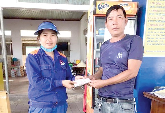 Chị Trần Thị Phương trao lại số tiền nhặt được cho anh Mai Văn Hợi