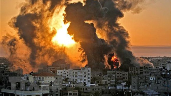 Khói lửa bốc lên sau loạt không kích của Israel xuống thị trấn Khan Yunis ở Dải Gaza ngày 12-5. Ảnh: AFP/TTXVN