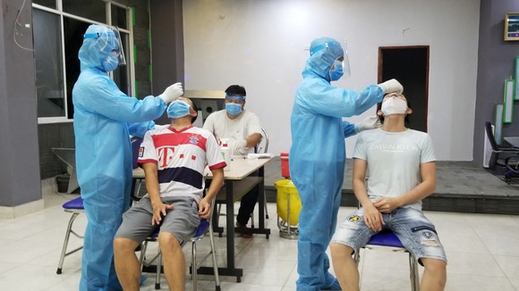 Y bác sĩ Trung tâm Y tế quận 7 lấy mẫu xét nghiệm ngẫu nhiên cho công nhân tại KCX Tân Thuận