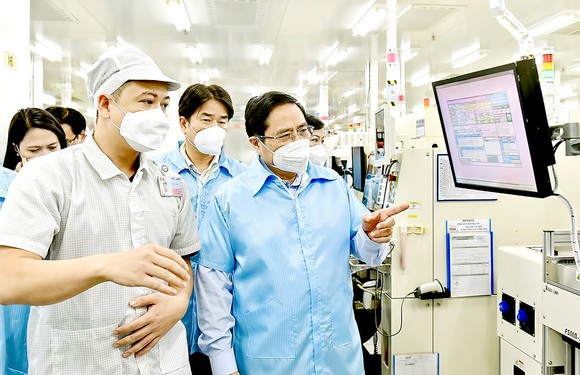 Thủ tướng Phạm Minh Chính thăm dây chuyền sản xuất của Samsung. Ảnh: VIẾT CHUNG
