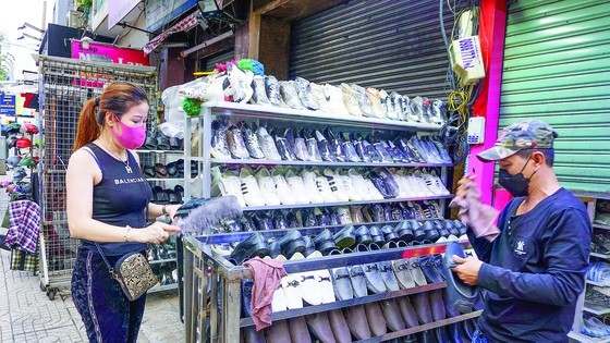 Một shop bán giày trên đường Nguyễn Trãi, quận 5 mở cửa trở lại. Ảnh: HOÀNG HÙNG