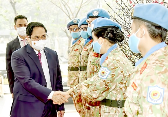 Thủ tướng Phạm Minh Chính thăm hỏi các cán bộ, chiến sĩ tham gia  lực lượng giữ gìn hòa bình của Liên hiệp quốc. Ảnh: QUANG PHÚC