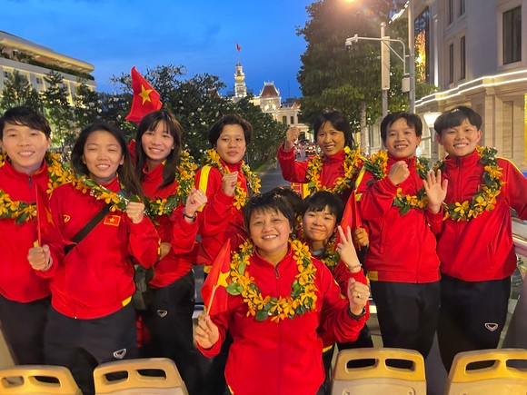 Đội tuyển nữ Việt Nam được chào đón tại TPHCM. Ảnh: DŨNG PHƯƠNG
