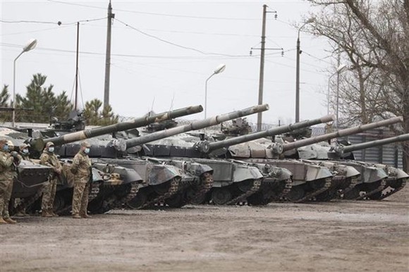 Lực lượng phòng vệ quốc gia Ukraine tham gia cuộc tập trận gần cảng biển Azov, ngày 19-4-2021. Ảnh: AFP/TTXVN