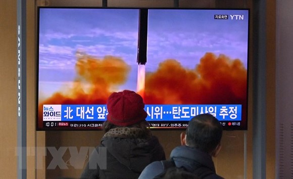Người dân theo dõi trên truyền hình đưa tin về vụ phóng tên lửa của Triều Tiên tại Seoul, Hàn Quốc, ngày 5-3-2022. Ảnh: AFP/TTXVN
