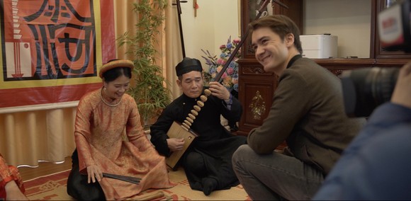 François Bibonne (bìa phải) trong quá trình thực hiện bộ phim tài liệu Once Upon a Bridge in Vietnam