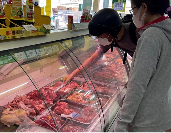 Khách chọn mua thịt heo tại một siêu thị tại TPHCM. Ảnh: HOÀNG HÙNG