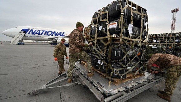 Lô tên lửa chống tăng Javelin được Mỹ chuyển tới Ukraine hồi tháng 2-2022. Ảnh: AFP