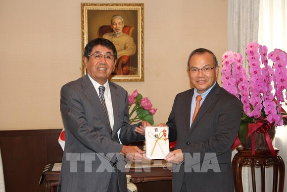 Đại diện doanh nghiệp Nhật Bản trao tượng trưng tiền hỗ trợ cộng đồng người Việt ở Nhật Bản cho Đại sứ Vũ Hồng Nam trong đợt dịch Covid-19 năm 2021. Ảnh: TTXVN