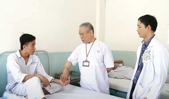 GS-TS-BS Văn Tần (giữa) đang thăm khám cho người bệnh