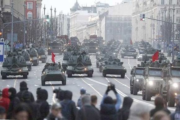 Cuộc tổng duyệt chuẩn bị cho lễ duyệt binh kỷ niệm 77 năm Ngày Chiến thắng tại Quảng trường Đỏ ở thủ đô Moscow. Ảnh: AP