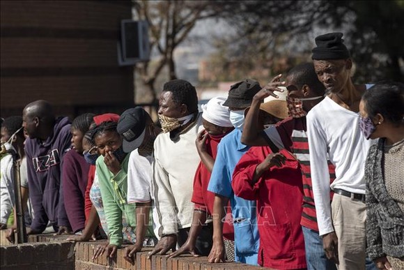 Người dân xếp hàng nhận cứu trợ tại Nam Phi. Ảnh: THX/TTXVN