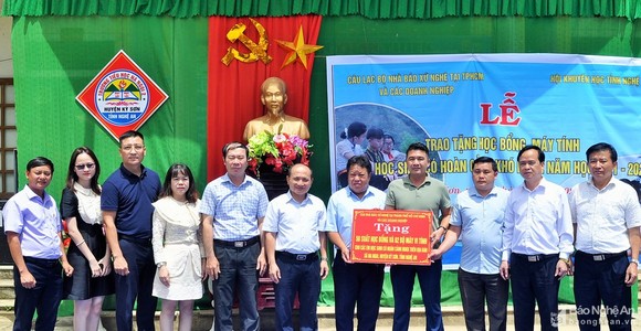 Câu lạc bộ Nhà báo xứ Nghệ tại TPHCM trao học bổng, máy tính cho học sinh huyện Kỳ Sơn ảnh 1
