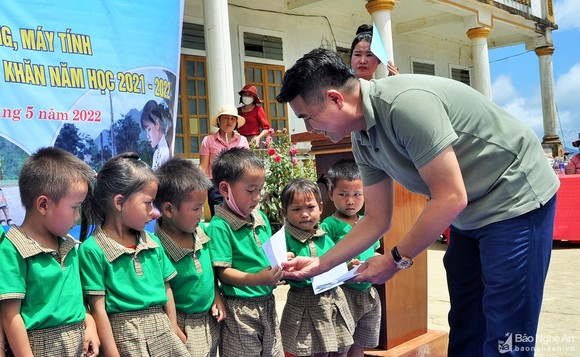 Câu lạc bộ Nhà báo xứ Nghệ tại TPHCM trao học bổng, máy tính cho học sinh huyện Kỳ Sơn ảnh 2