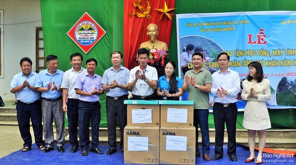 Câu lạc bộ Nhà báo xứ Nghệ tại TPHCM trao học bổng, máy tính cho học sinh huyện Kỳ Sơn ảnh 3