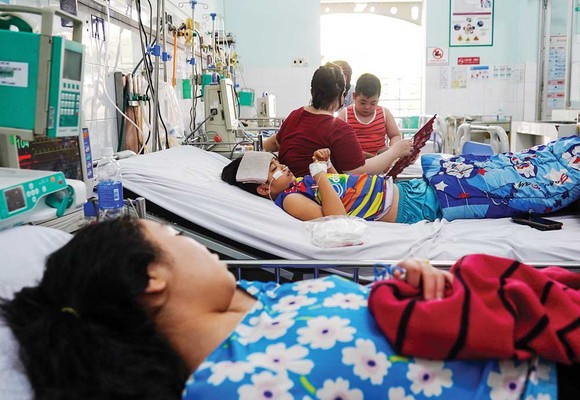 Bệnh nhi mắc sốt xuất huyết đang điều trị tại Bệnh viện Nhi đồng 2, TPHCM