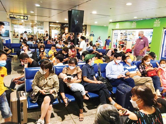 Khách bị trễ chuyến bay chiều 4-6 tại sân bay Tân Sơn Nhất. Ảnh: ANH HỒ