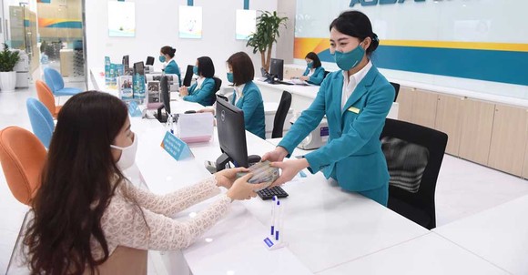 Nhiều ngân hàng thương mại tăng lãi suất huy động để thu hút vốn. Ảnh: PHAN LÊ