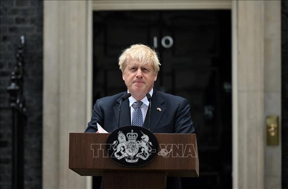 Thủ tướng Anh Boris Johnson thông báo quyết định từ chức lãnh đạo Đảng Bảo thủ cầm quyền tại số 10 phố Downing, London ngày 7-7-2022. Ảnh: AFP/TTXVN