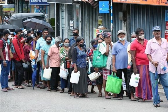 Người dân xếp hàng chờ mua dầu hỏa tại Colombo, Sri Lanka. Ảnh: Tân Hoa xã