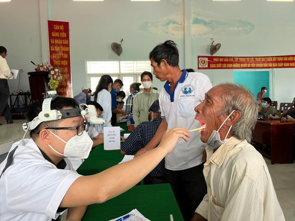 Tổ chức khám bệnh, cấp thuốc miễn phí và tặng quà tại các xã của huyện Chư Prông, tỉnh Gia Lai ảnh 2