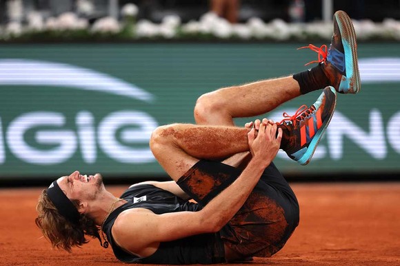 Zverev bị chấn thương mắt cá ở Roland Garros