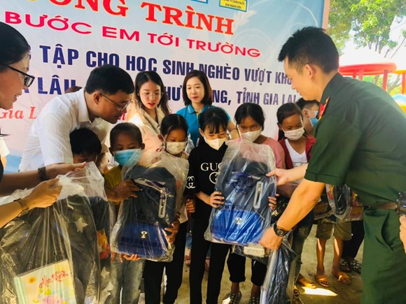 Tổ chức khám bệnh, cấp thuốc miễn phí và tặng quà tại các xã của huyện Chư Prông, tỉnh Gia Lai ảnh 7