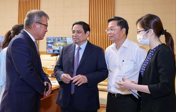 Thủ tướng Phạm Minh Chính trao đổi với các đại biểu. Ảnh: VIẾT CHUNG