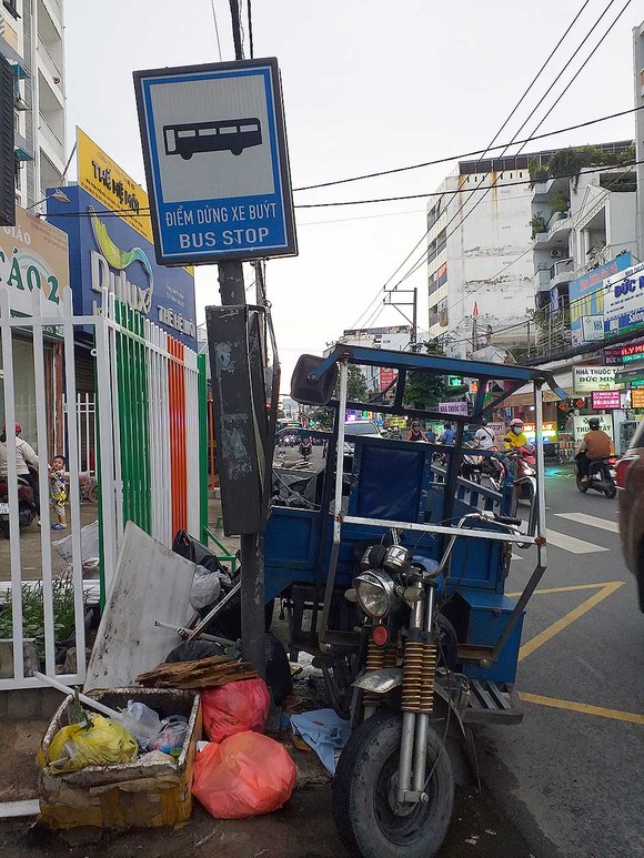 Trạm xe buýt bị bao vây ảnh 1