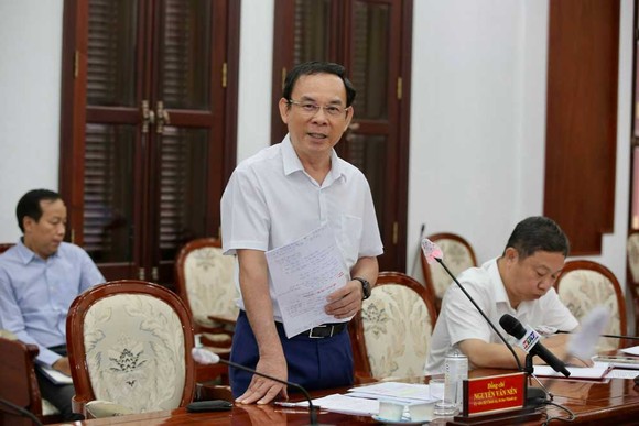 Bí thư Thành ủy TPHCM Nguyễn Văn Nên phát biểu tại buổi gặp mặt 2 CLB bóng đá của TPHCM sáng 11-8.  Ảnh: DŨNG PHƯƠNG 