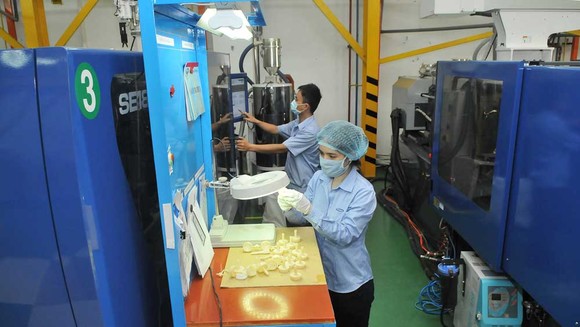 Sản xuất thiết bị nhựa trên dây chuyền sản xuất thân thiện môi trường, ít tiêu thụ năng lượng tại Tổng Công ty Công nghiệp Sài Gòn