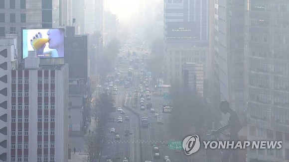Bụi mịn bao phủ Seoul trong tháng 2-2022. Ảnh: YONHAP