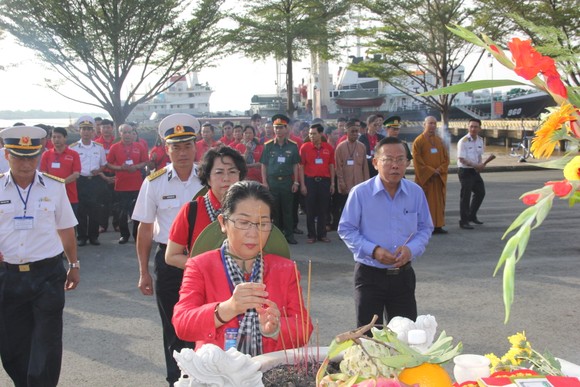 Đoàn đại biểu TPHCM thăm cán bộ, chiến sĩ và nhân dân trên các đảo vùng biển Tây Nam ảnh 1